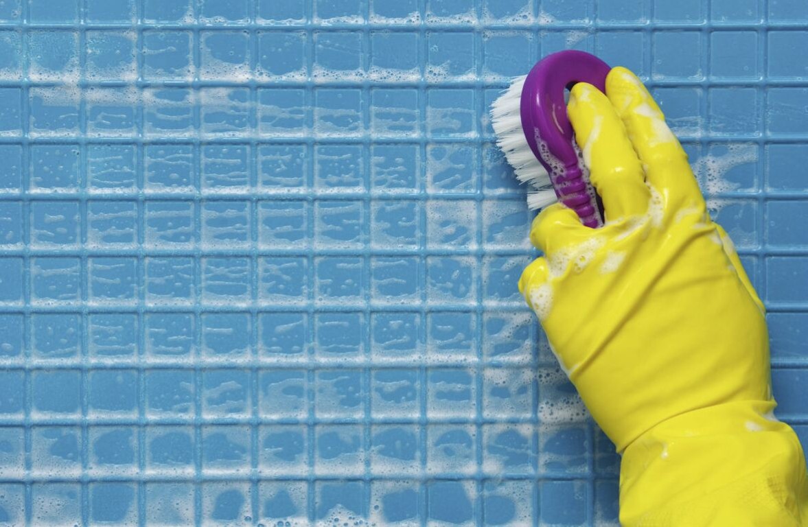 Pool tile cleaning and calcium scale removal service